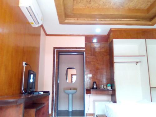 Ban Not (1)Baan Saitharn Koh Lanta的客房设有带卫生间和镜子的浴室