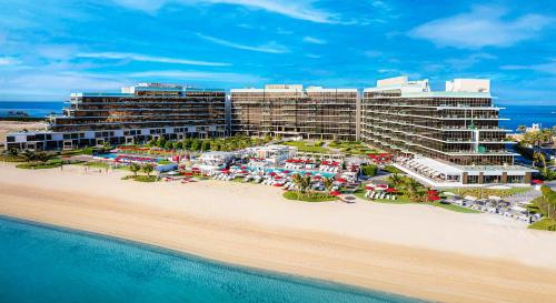 迪拜Th8 Palm Dubai Beach Resort Vignette Collection, an IHG hotel的海滩上的度假村的空中景致