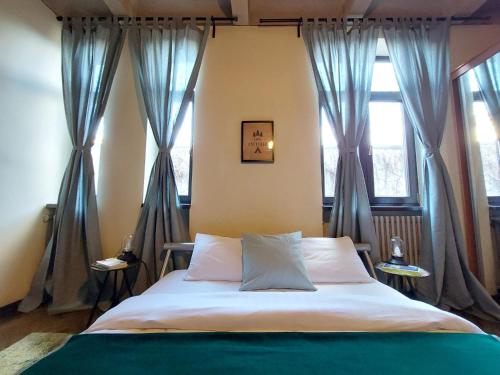 布加勒斯特Sweet Dreams Suites Piata Romana的一间卧室配有一张蓝色窗帘的床