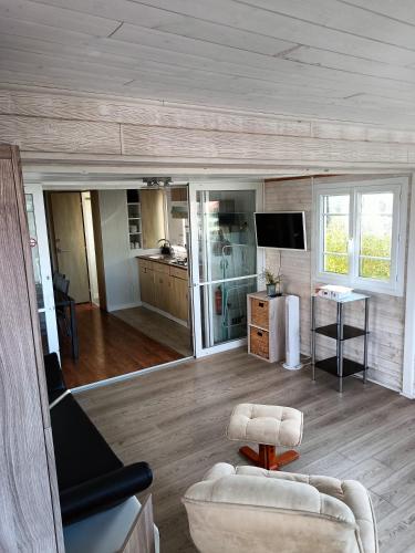 圣让-德吕兹Mobil-home avec vue mer的带沙发、桌子和电视的客厅
