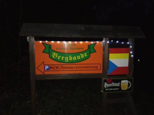 AlbrechtsBergbaude Albrechts的夜间啤酒巴士站的标志