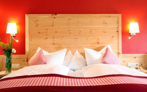 卡佩尔罗德克红斯万德幕酒店的卧室配有带白色枕头的大床