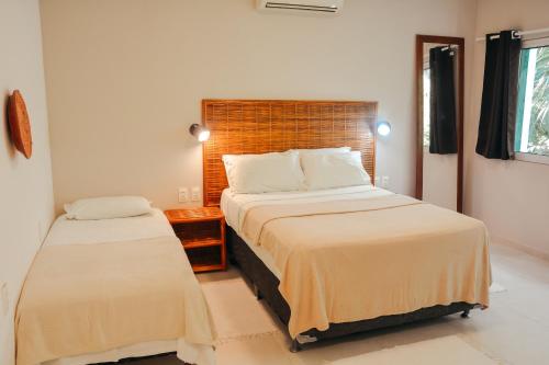 莫罗圣保罗Ajubá Pousada的一间卧室,配有两张床