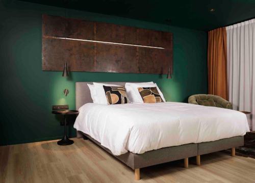 鲁汶M-Street art lodging - Self check-in的一间卧室设有一张大床和绿色的墙壁