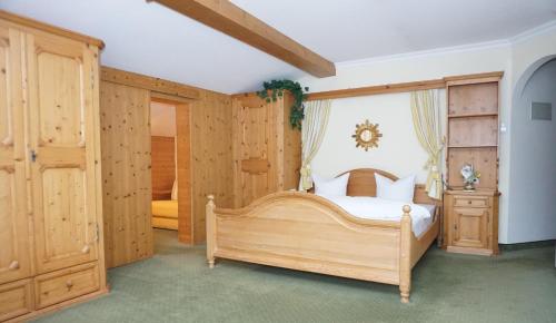 佩尔蒂绍Landhaus Achental的一间卧室配有一张木床和木柜