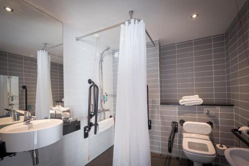 斯托克波特智选假日酒店 - 斯托克波特的一间带水槽、卫生间和淋浴的浴室