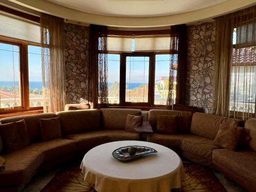 塞萨洛尼基El Paraiso Premium的客厅配有沙发和桌子