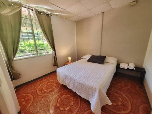 戈尔菲托Casa Congo的卧室配有白色的床和窗户。