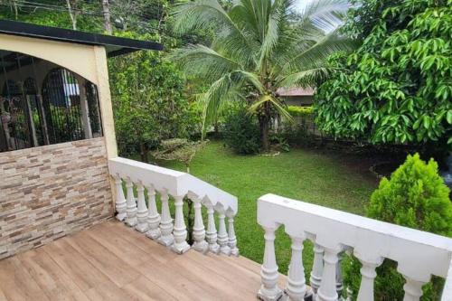 戈尔菲托Casa Congo的一座带白色围栏和庭院的房子