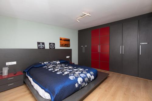 SiétamoCasa Gratal的一间卧室配有一张大床和红色橱柜