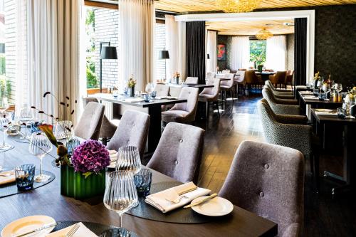 格罗斯梅克森施罗德酒店&餐厅的一间带桌椅的用餐室和一间餐厅