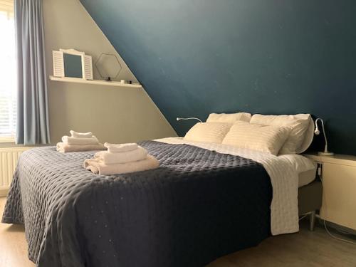 卑尔根Minime的一间卧室配有带毛巾的床