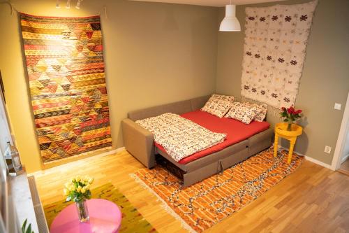 马尔默Privatsvit, havsnära och centralt的一间小卧室,配有床和地毯