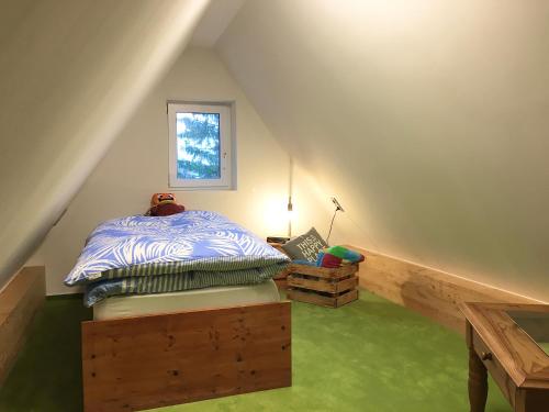 朗克维茨Ferienhaus Mü的阁楼卧室配有一张床