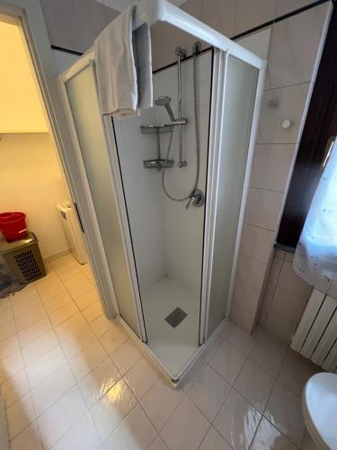 布雷西亚Appartamento Civico 23的浴室里设有玻璃门淋浴