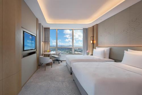 深圳深圳深航国际酒店的酒店客房设有两张床和电视。