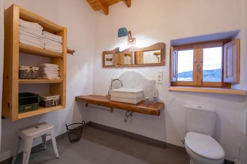 Ribera BajaCasa Manuela的一间带卫生间、水槽和窗户的浴室