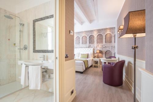 维罗纳圣皮耶特罗酒店的一间带水槽和镜子的浴室