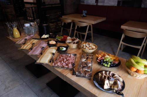 俄斯特拉发Hotel Stračena City的一张桌子上有很多种不同的食物