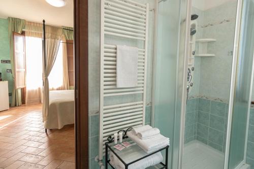 Petrignano巴巴罗萨B&B别墅酒店的带淋浴和步入式淋浴间的浴室