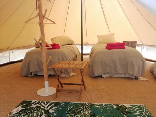 Saint-Genest-de-BauzonLES JARDINS CELESTES的帐篷内带两张床的房间