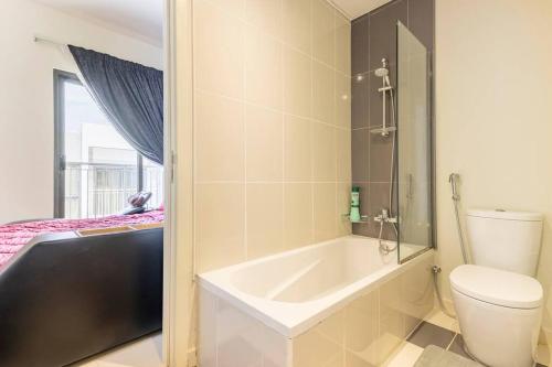 迪拜3 Bedroom townhouse furnished的带浴缸和卫生间的浴室。
