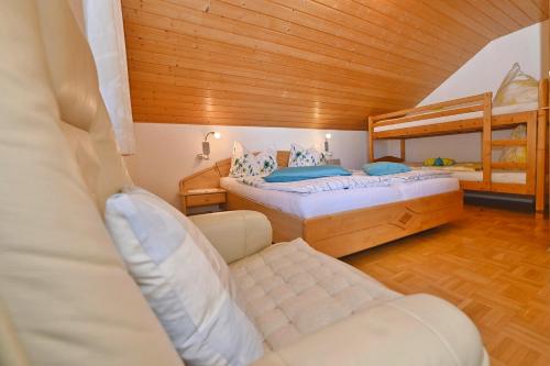 艾琴堡穆伦霍夫酒店的一间卧室配有两张床和一张双层床。