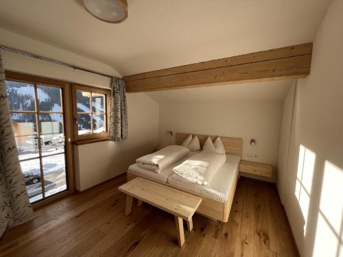 上蒂利拉赫布彻尔霍夫民宿的一间小卧室,配有床和窗户