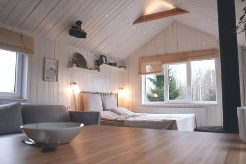 Hand made Off Grid forest Cabin Luna的客房设有桌子、床和窗户。