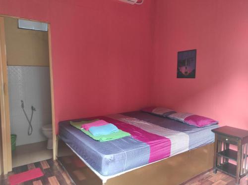 Draii Chalet的卧室配有红色墙壁内的一张床