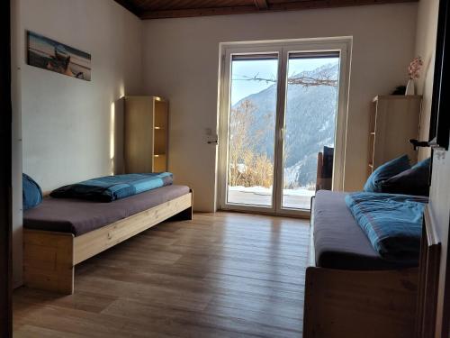 拉登泰因Ferienwohnung am Dabor的客房设有两张床和大窗户。