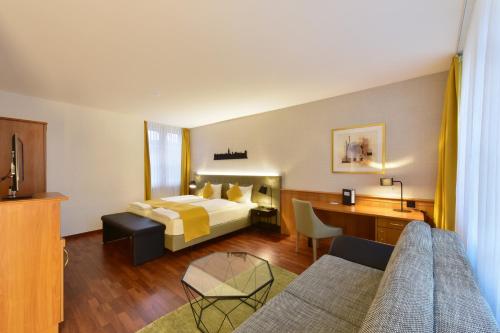措芬根恩格尔酒店的配有一张床和一张书桌的酒店客房