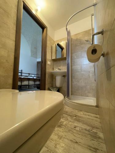 佩兹迪格雷科L'Antico Camino的带浴缸、淋浴和盥洗盆的浴室