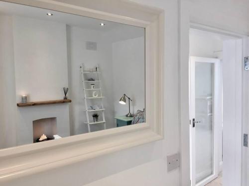 布莱克罗克Newly Refurbished Traditional Cottage Blackrock的白色房间墙上的镜子