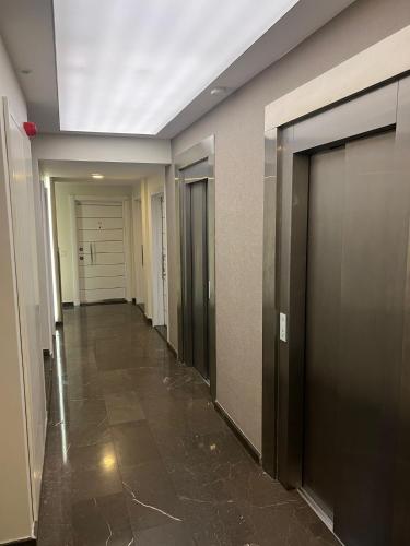 伊斯坦布尔Full furnished Stylish Flat in Istanbul的办公室大楼的走廊,设有电梯和门