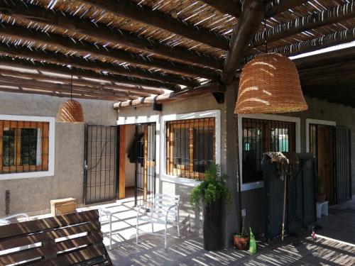 卢汉德库约El descanso, zona de bodegas的一个带椅子的庭院和一座带屋顶的建筑