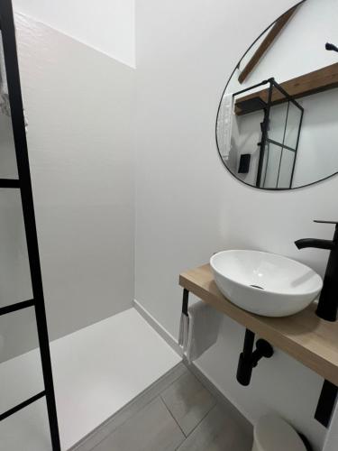 HerenciaSuites Chic的白色的浴室设有水槽和镜子