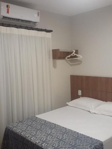 巴雷里尼亚斯Lençóis Confort Barreirinhas的一间卧室配有一张床,窗户配有加热器