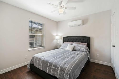 休斯顿Stunning & Vibrant APT 7 Min From TX Med Center的一间卧室配有一张床和吊扇