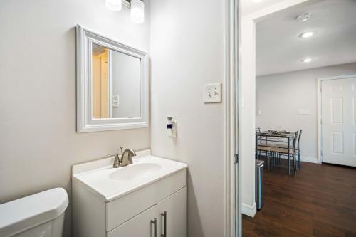 休斯顿Stunning & Vibrant APT 7 Min From TX Med Center的白色的浴室设有水槽和镜子