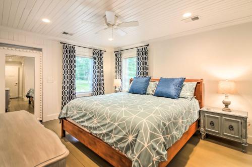 博福特Sunset Cottage on Paukie Island with Private Dock!的一间卧室配有一张带蓝色枕头的床