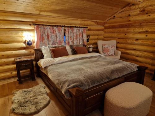 Baba StanaTroya Chalets的小木屋内一间卧室,配有一张床