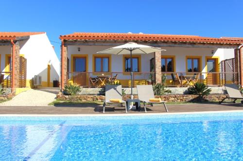 阿尔热祖尔Quinta das Alfambras的一座带游泳池和房子的别墅