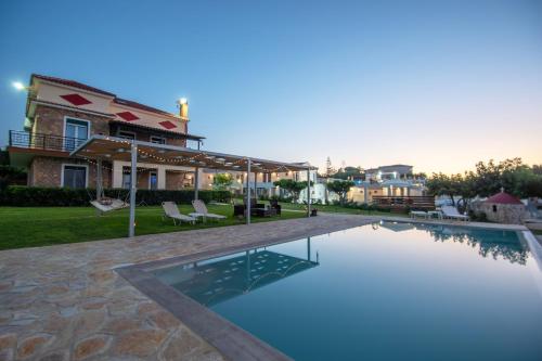 基普塞利Omega Estate Resorts的房屋前的游泳池