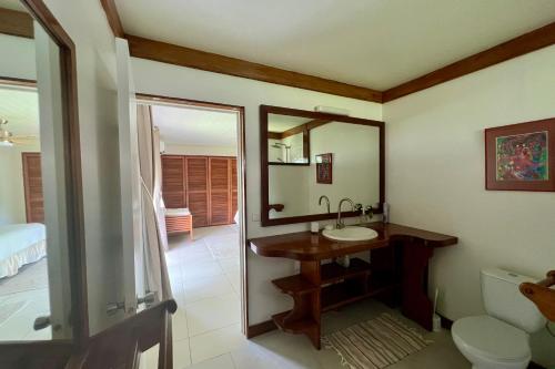 OtumaiVilla Ohana - Deluxe Villa w Private Beachfront的一间带水槽和镜子的浴室