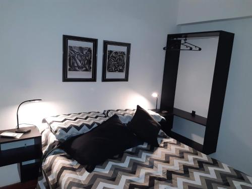 拉里奥哈Mi lugarcito的一间卧室配有一张带镜子和灯的床