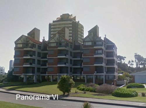 埃斯特角城Frente a playa brava的一座高楼旁边的大型公寓楼