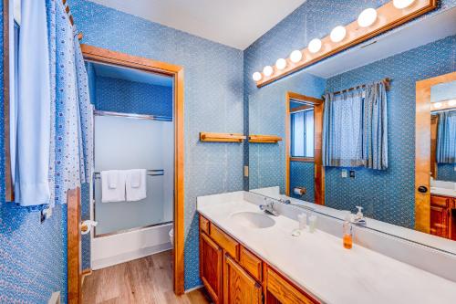 特拉基Ford Family Escape的一间带水槽和镜子的浴室