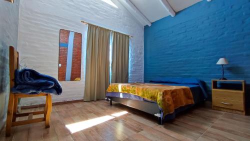 且乌塔Cabañas Laureano AJ的蓝色卧室,配有床和椅子