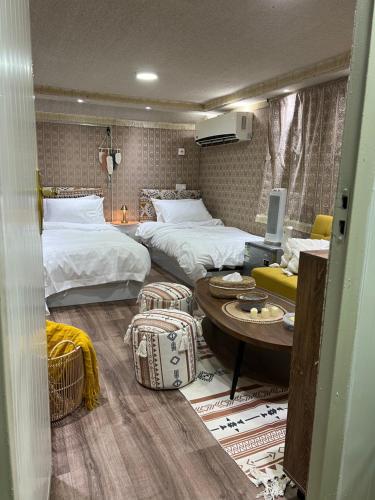 欧拉Four caravan的酒店客房设有两张床和一张桌子。
